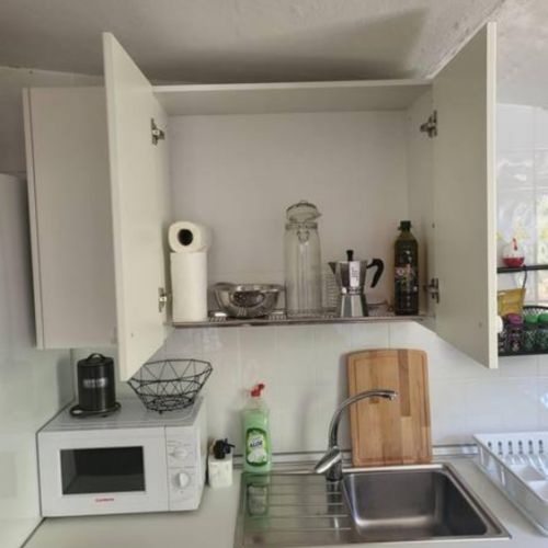 Évier, micro‑onde et meuble de rangement