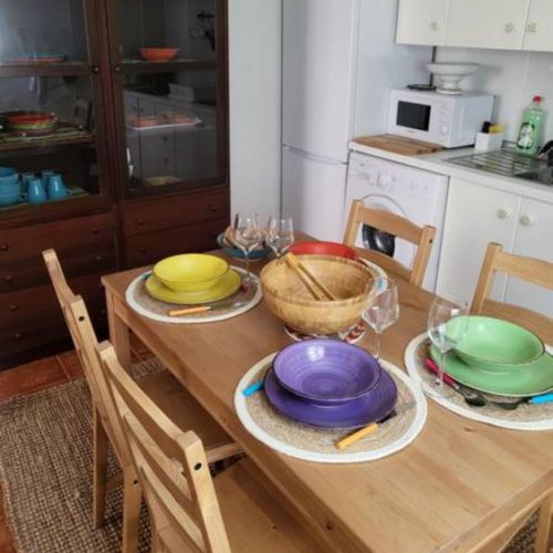 Table, machine à laver le linge et réfrigérateur