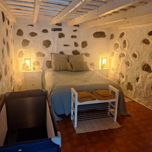 Chambre avec grand lit 150×200