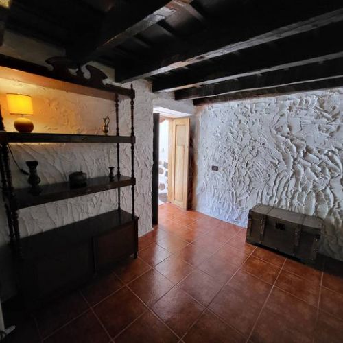 Entrée de la chambre avec coffre