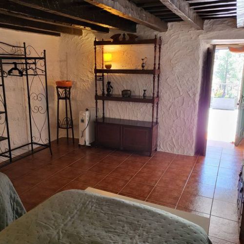 Penderie, meuble de rangement et porte de sortie