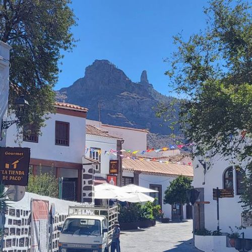 Rue de Tejeda avec vue sur le Roque Nublo