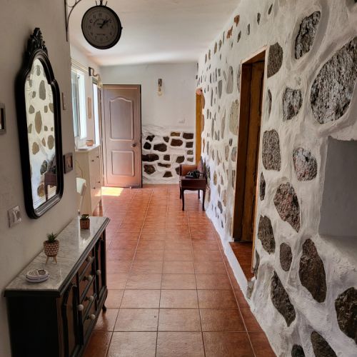 Grande entrée aux couleurs chaudes de la maison rurale Los Pinares El Juncal de Tejeda