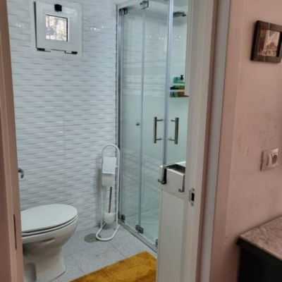 Los Pinares El Juncal de Tejeda la salle de bain vue sur la douche et les WC