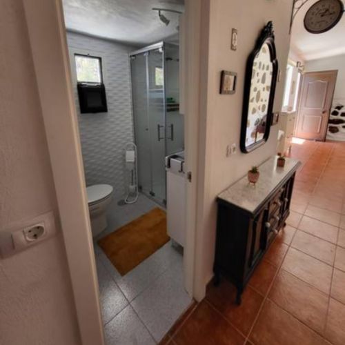 Vue salle de bain depuis le couloir