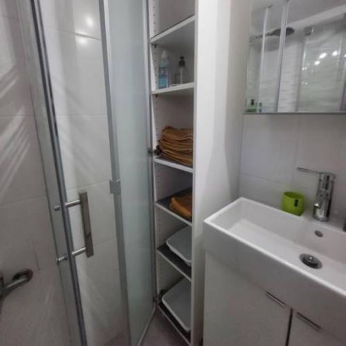 Lavabo et meuble de rangement