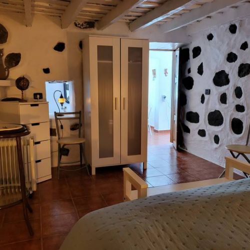 Armoire vue depuis le lit