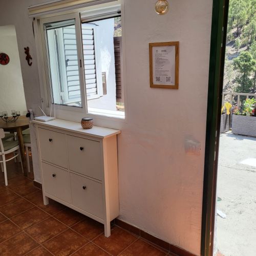 Large entrance with shoe cabinet